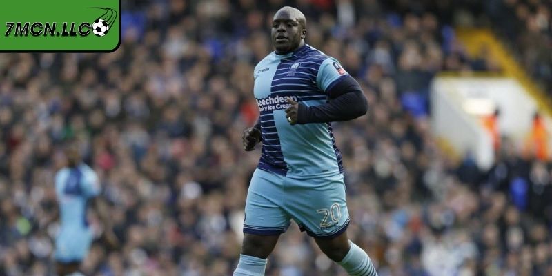 Tiền đạo Adebayo Akinfenwa sở hữu thân hình hơn 100 kg